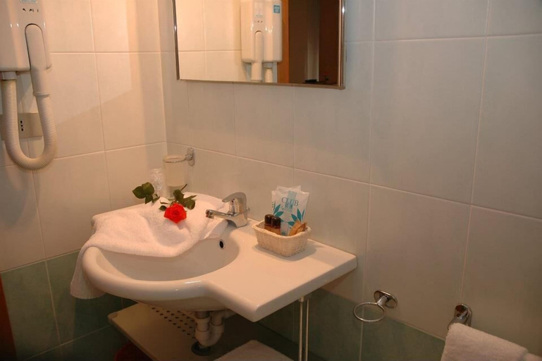 Bathroom 4, Hotel Elvia, Udine