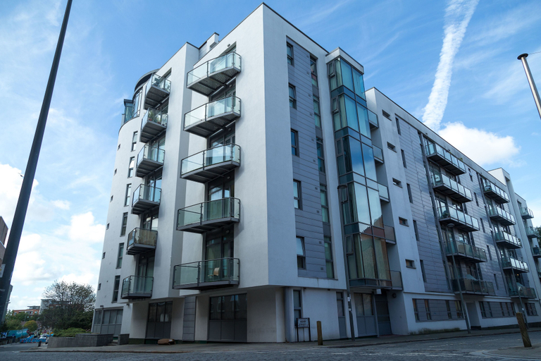 Exterior & Views 2, Spacious bright apartment w parking, Sefton