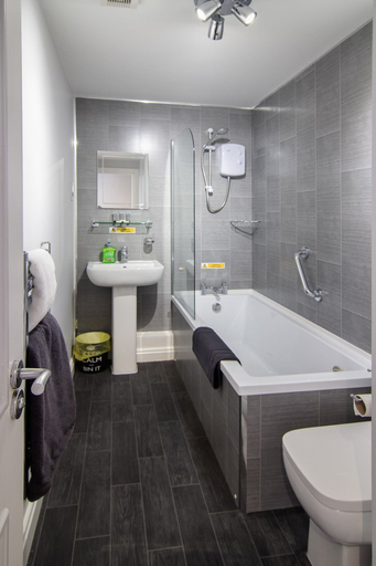 Bathroom, 2 Bdrm Sleeps 7 Near Top Attractions Free Parking, Blackpool