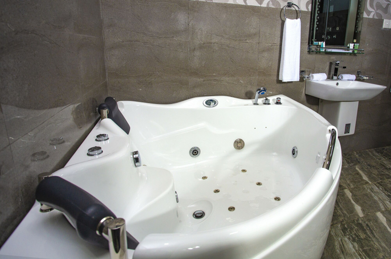 Bathroom 4, Royal Mansion Luxury Villa, Kundasale