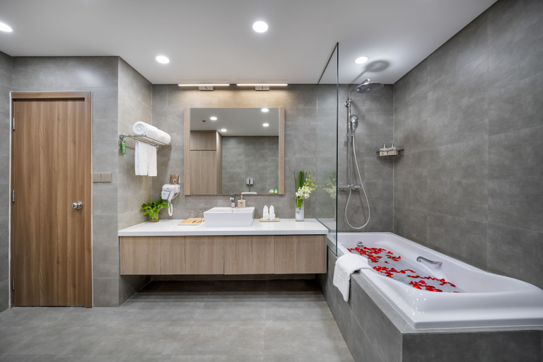 Bathroom 5, Nguyen Gia Hotel, Da Nang