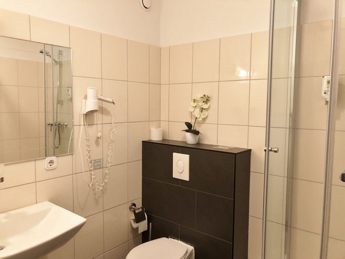 Bathroom 5, Hotel Atlas Berlin, Berlin