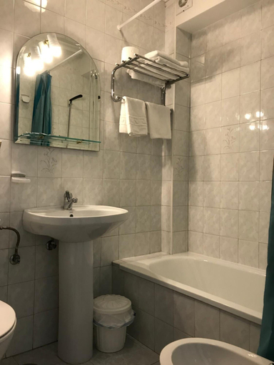 Bathroom 3, Pensión Rey, Pontevedra
