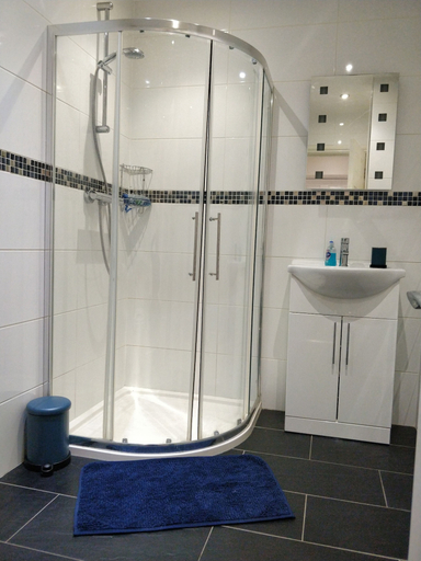 Bathroom 2, Clifton Apartment, Luton