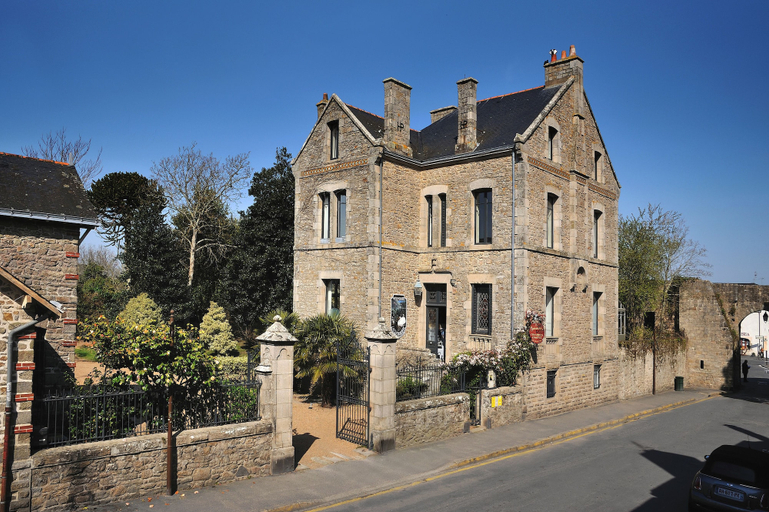 Exterior & Views