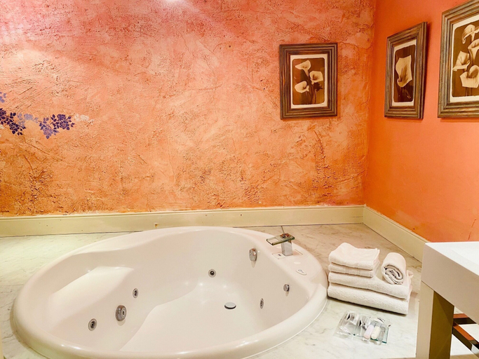 Bathroom 4, Camino Real de Selores, Cantabria