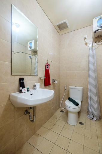 Bathroom 3, Comfy 1BR Apartment at Cosmo Terrace, Central Jakarta