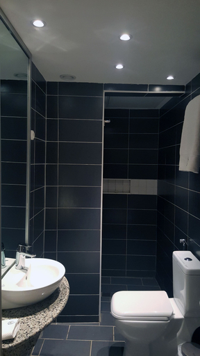 Bathroom 2, Hôtel M'lys, Conakry