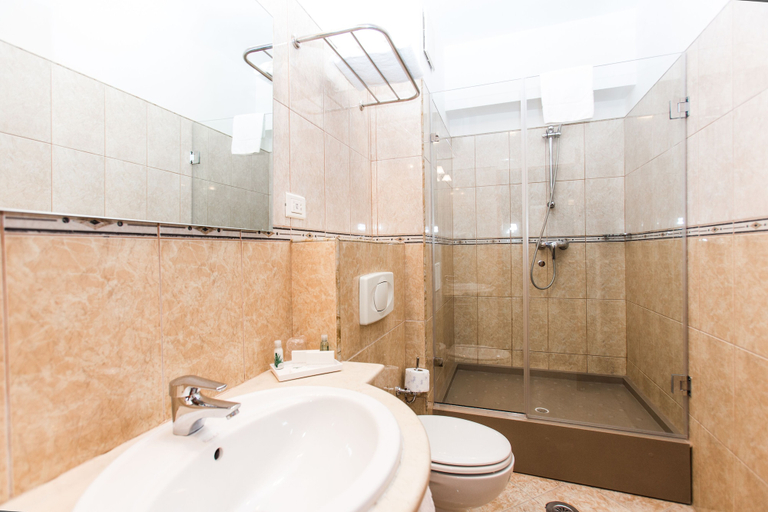 Bathroom 5, Crystal Palace Hotel, Municipiul Bucuresti