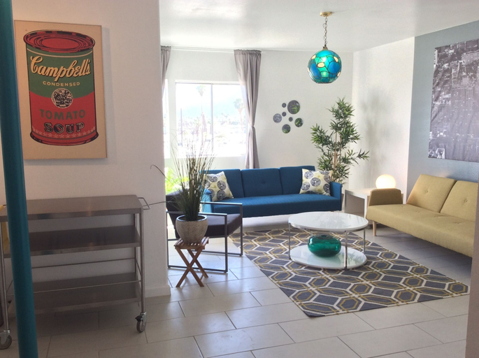 Modern Downtown Condo, Riverside