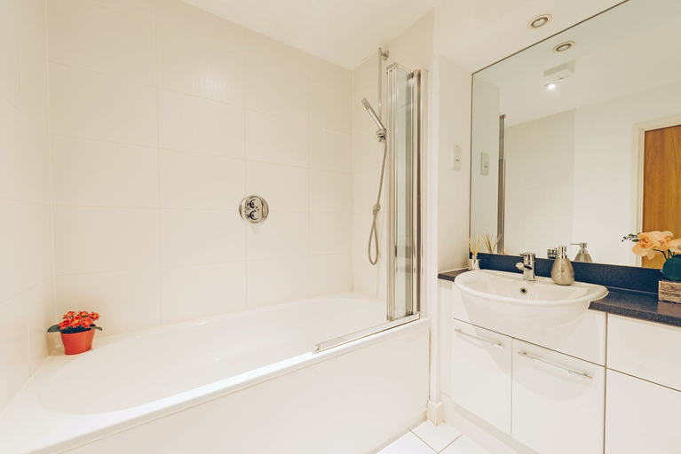 Bathroom 2, Royal Modern Apartment, London