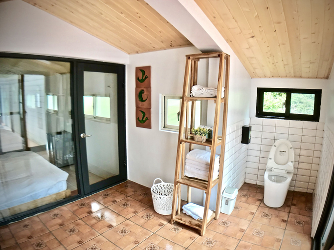 Bathroom 4, Nine rainbow and new moon B&B, Hualien