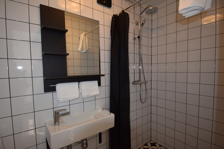 Bathroom 4, Vänern Property apartments, Grums