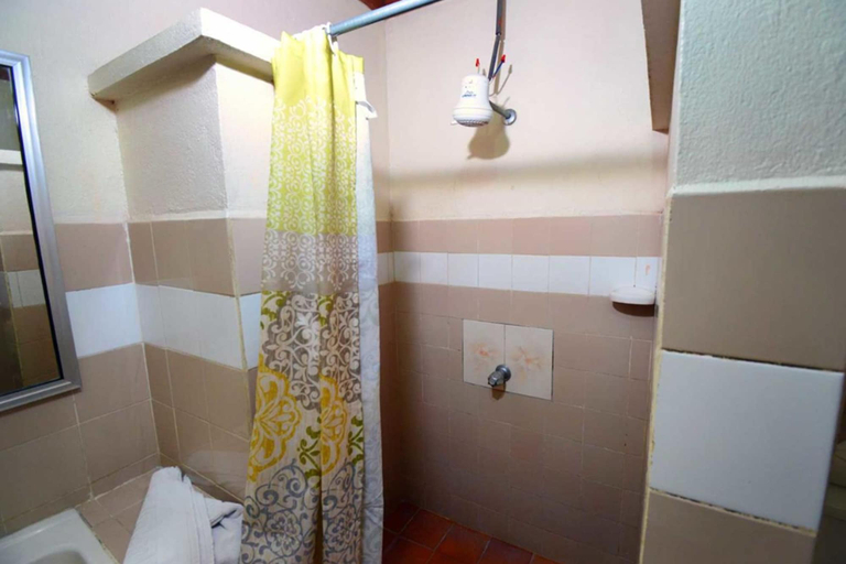 Bathroom 5, Hotel Naranjal, Garabito