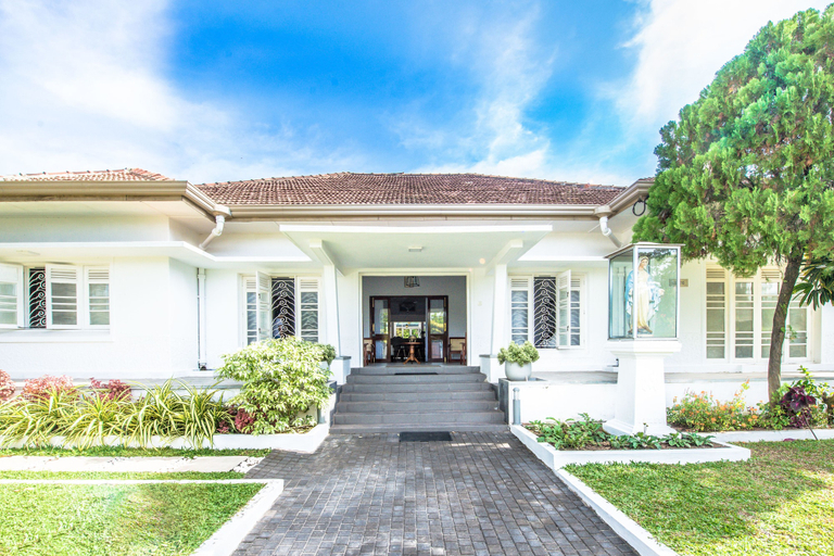 Exterior & Views