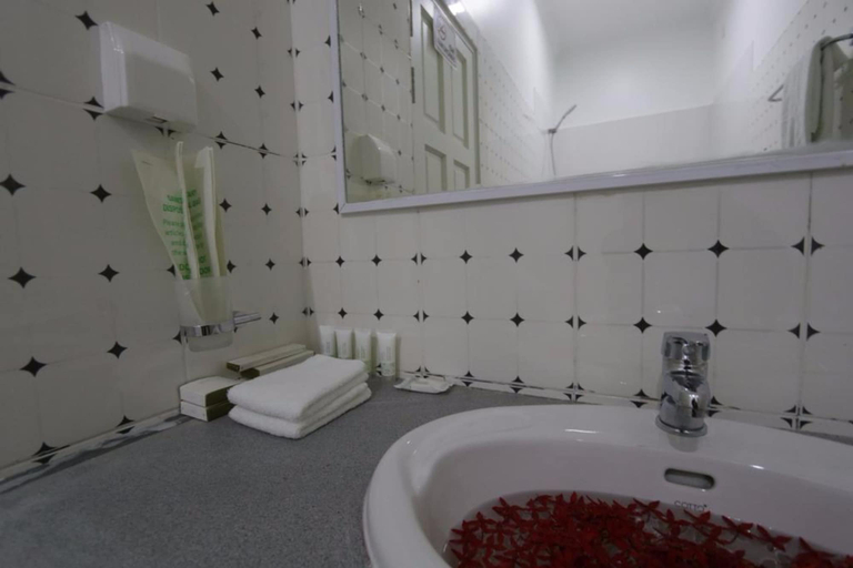 Bathroom, Scuba Inn