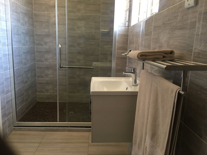 Bathroom 4, Shumba Lodge, Tutume