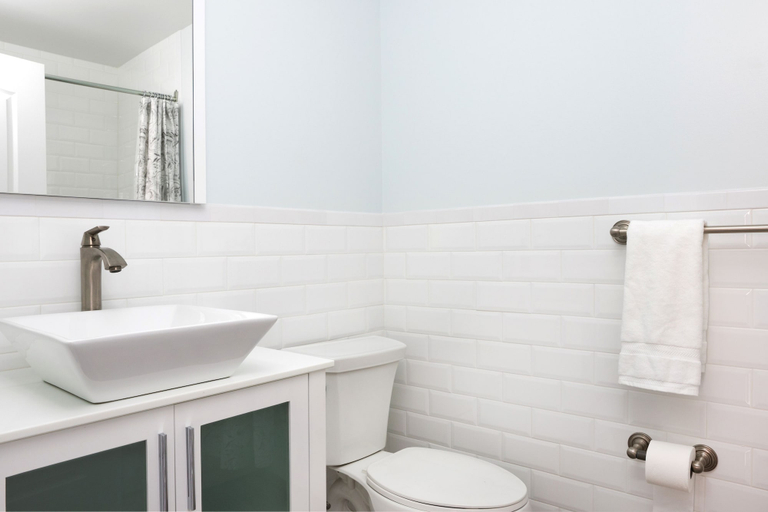 Bathroom 3, 6 Bedroom Duplex Near NYC, Jersey City