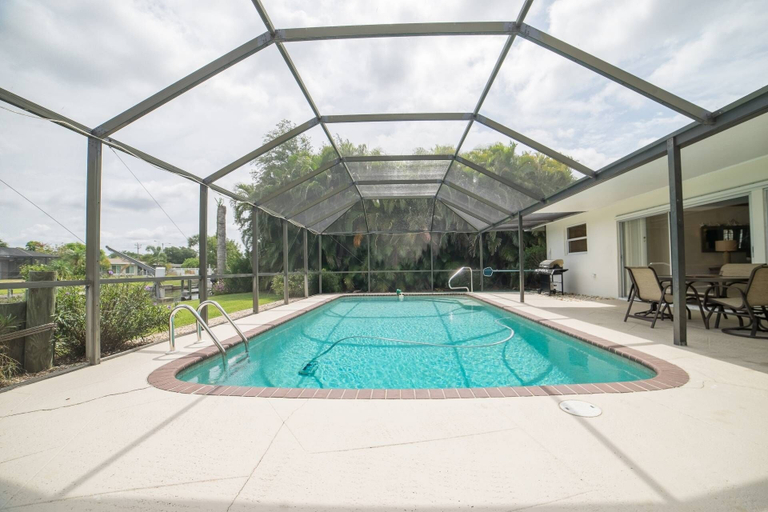 Sport & Beauty 5, SE Cape Coral Pool Home With Boat Dock, Lee