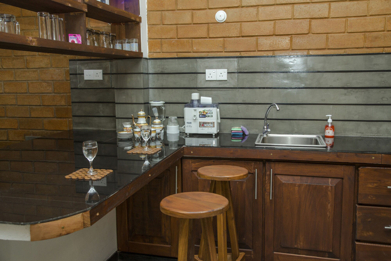Food & Drinks, Brown House, Akmeemana