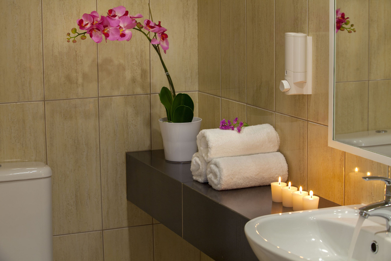 Bathroom 5, Queen's Bay Hotel