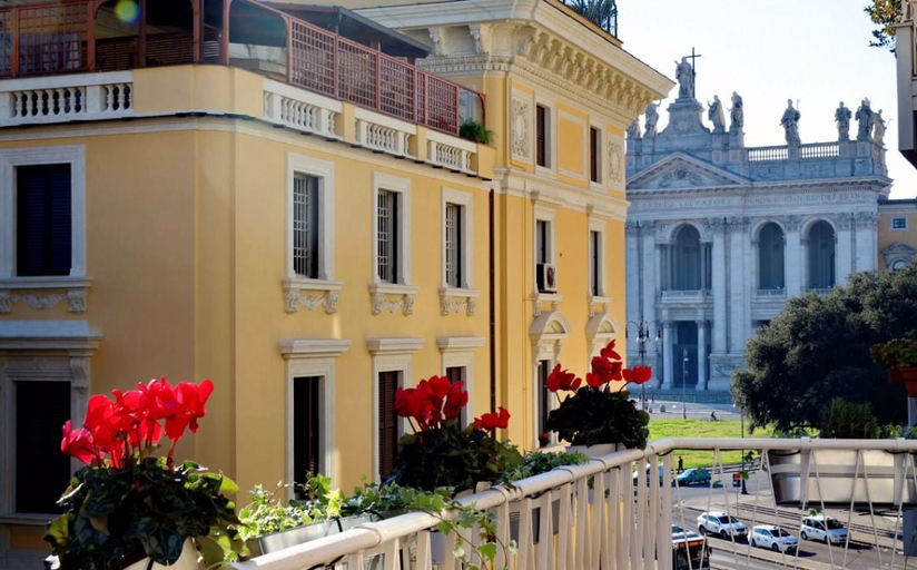Exterior & Views, Elegant flat for 8 near Colosseum, Rome