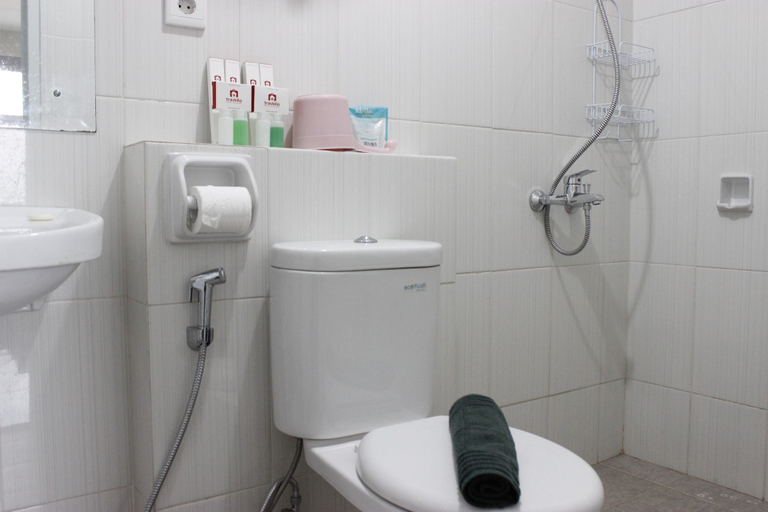 Bathroom 4, Cozy 2BR Apartment @ Newton Residence, Bandung