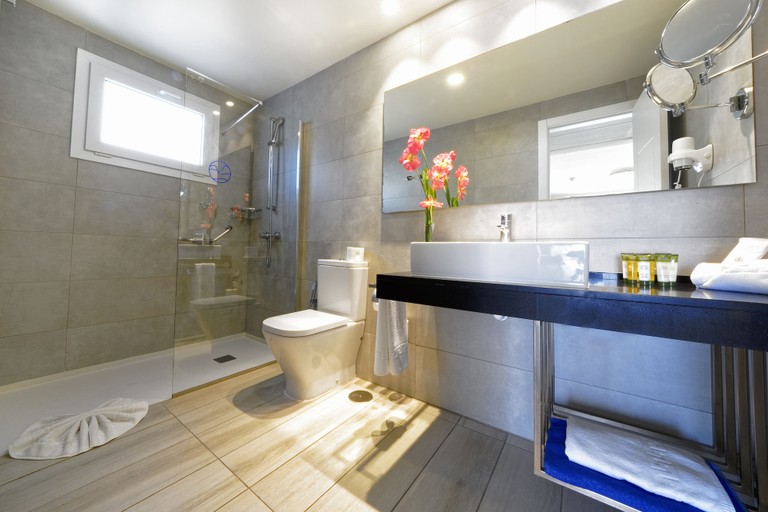 Bathroom 5, Aqua Suites, Las Palmas