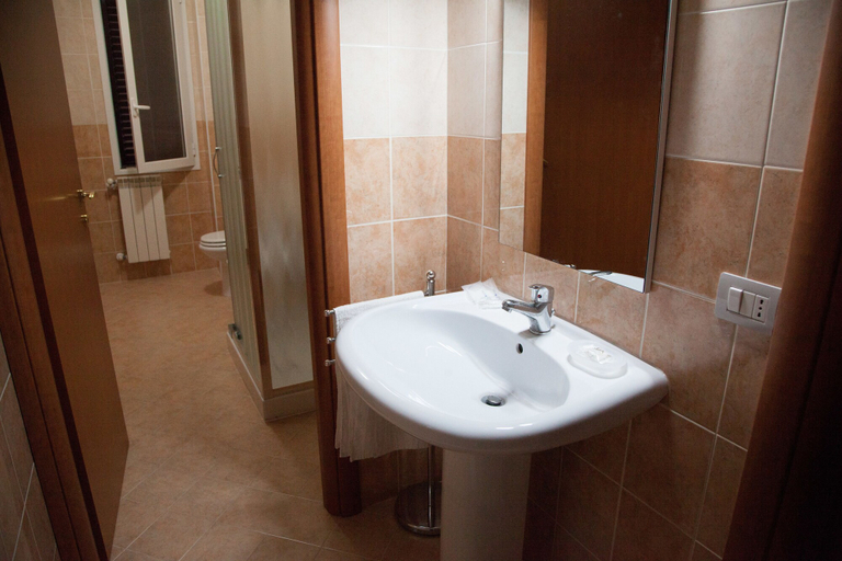 Bathroom 5, B&B Mediterraneo, Syracuse