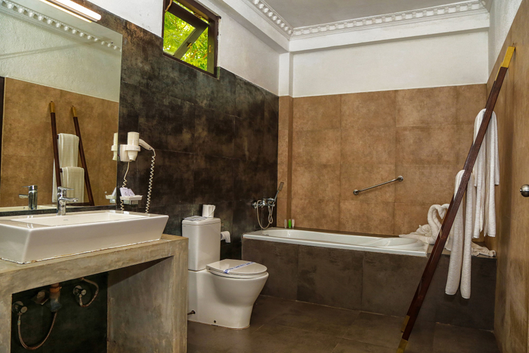 Bathroom, Oak Ray Elephant Lake, Dambulla