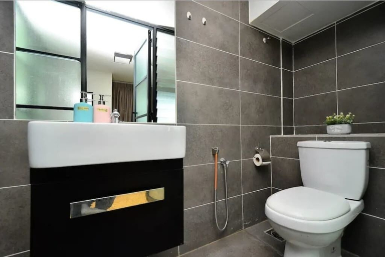 Bathroom 2, 5 Pax Empire Soho by SYNC, Petaling Jaya