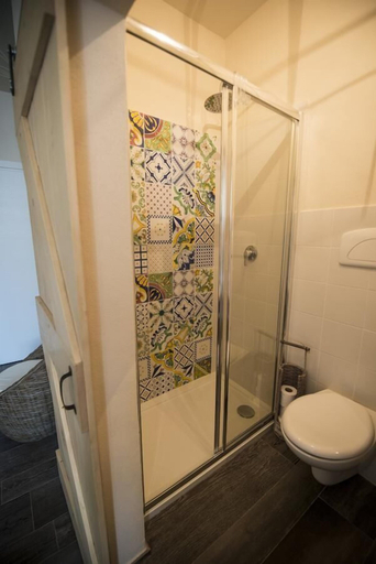 Bathroom 5, Home Village BB, Bari