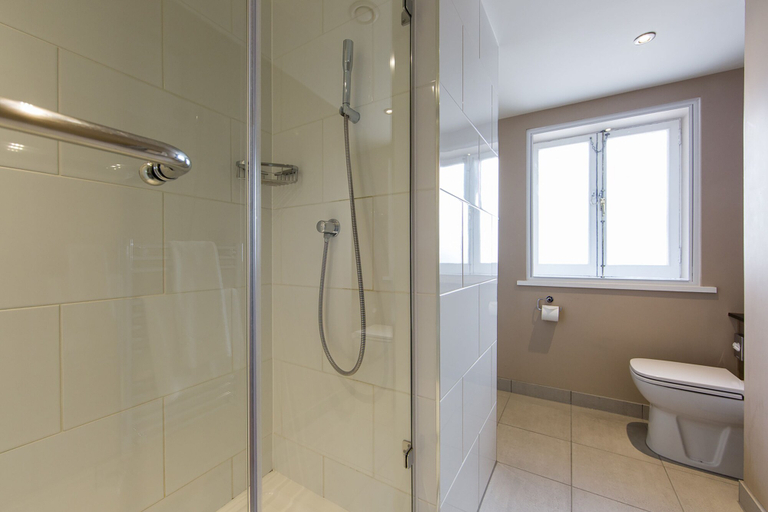 Bathroom 3, Thistle London Piccadilly, London