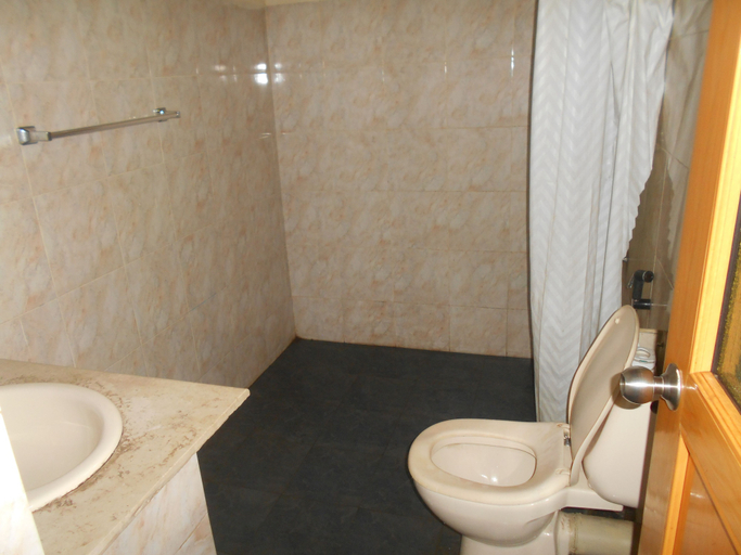 Bathroom 4, Sapphire Holiday Resort, Ratnapura
