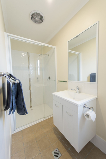 Bathroom 3, Fossickers Tourist Park, Tamworth Regional - Pt B