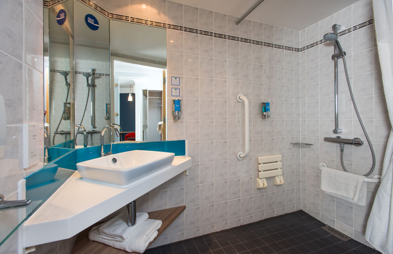Bathroom 5, Holiday Inn Express EDINBURGH - LEITH WATERFRONT by IHG, Edinburgh