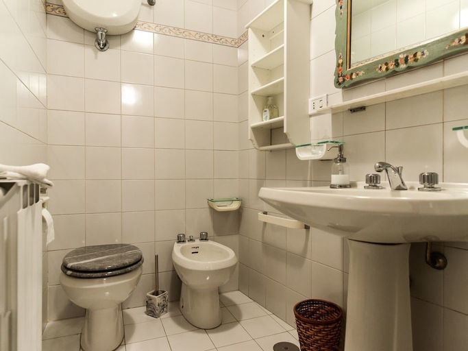 Bathroom 5, Trevi Fountain Home, Rome