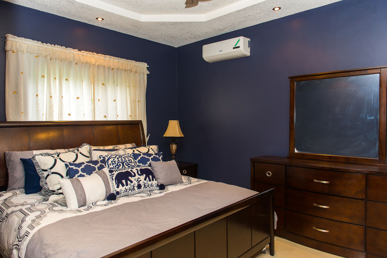 Bedroom 2, Kingston Luxury Family Retreat