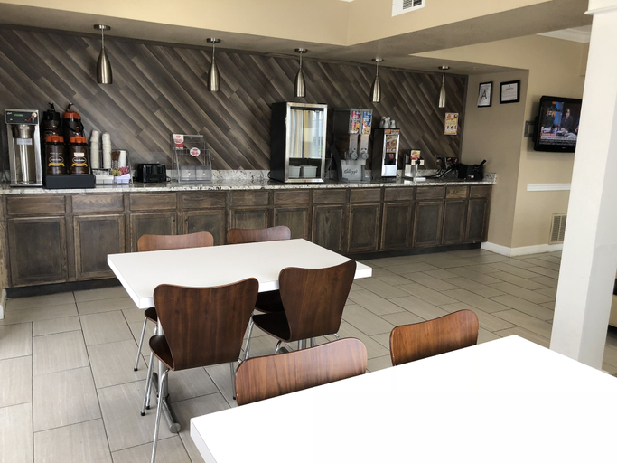 Food & Drinks 5, Super 8 by Wyndham Jackson/Ridgeland, Hinds