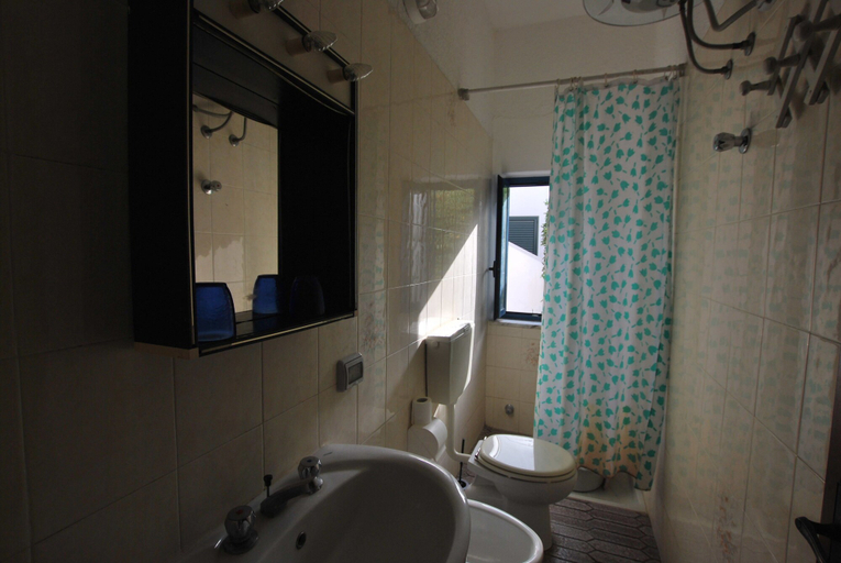 Bathroom 5, Villino Vulcano, Messina