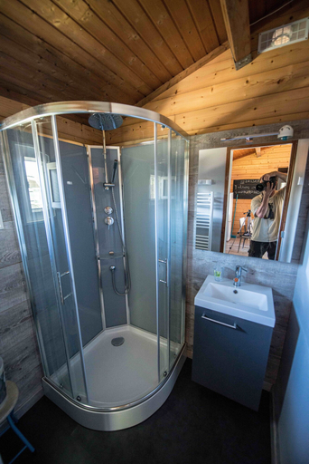 Bathroom, Espace Pyrénées Loisirs Campsite, Hautes-Pyrénées