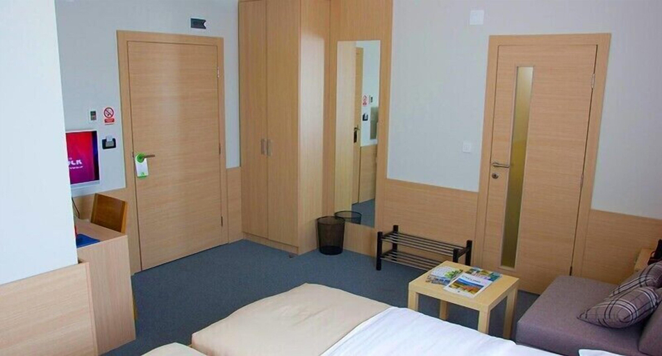 Bedroom 2, Hotel Lika Jug, Brinje