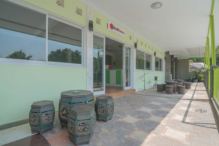 Exterior & Views 2, RedDoorz Syariah near Museum Wisma Karya Subang, Subang