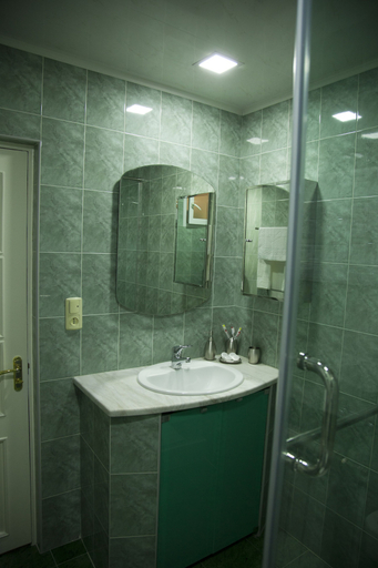 Bathroom 5, Hin Yerevantsi, Yerevan