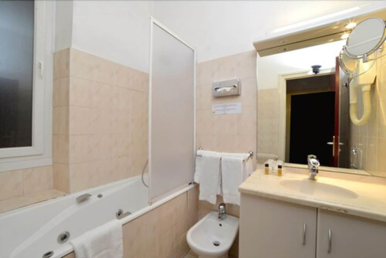Bathroom 4, Hôtel d'Angleterre Grenoble Hyper-Centre, Isère