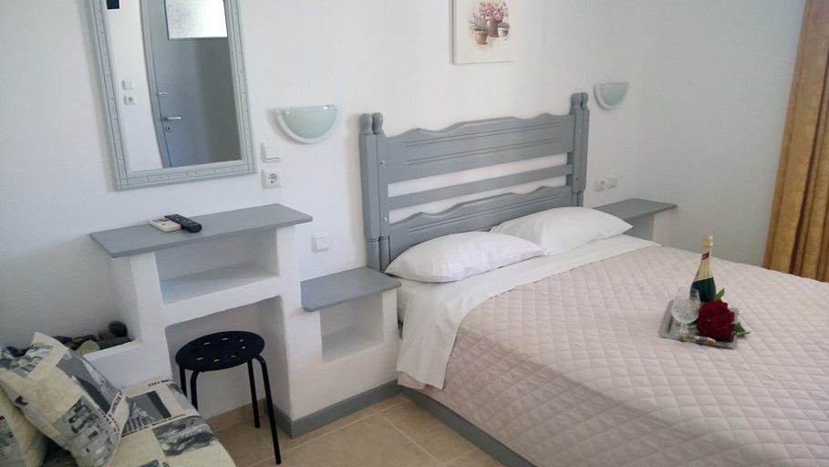 Bedroom 3, Kochylas Studios, Central Greece