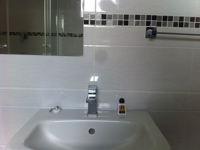 Bathroom 3, Lediba Guest lodge, Ngamiland East