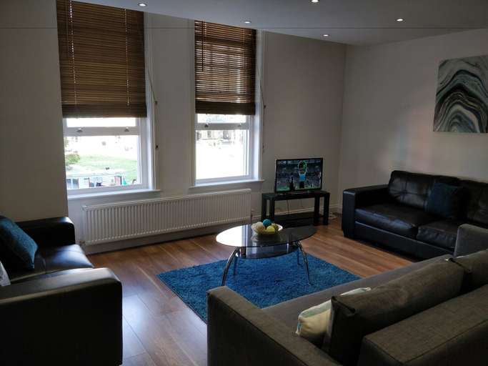 Others 3, Clifton Apartment, Luton
