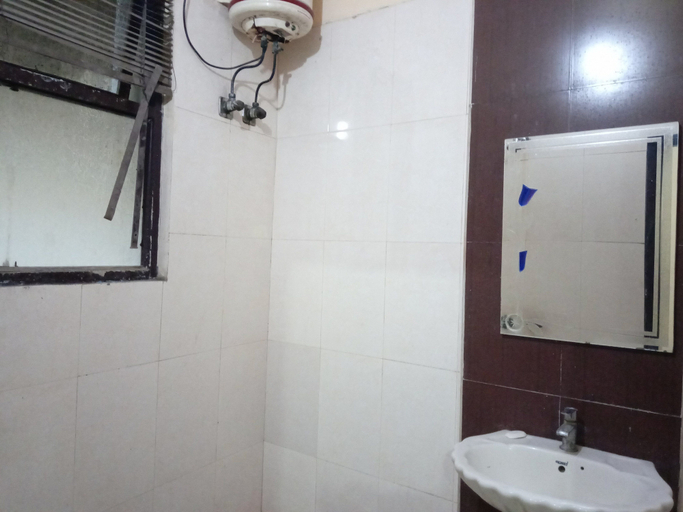 Bathroom 3, Akash Guest House, Delhi