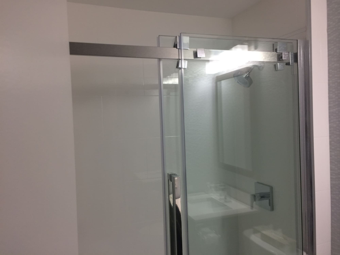 Bathroom 4, Days Inn by Wyndham Kingston, Frontenac